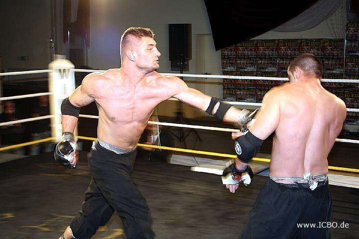 091218_0555_densiz-moser_k1_fight_night_ii.jpg